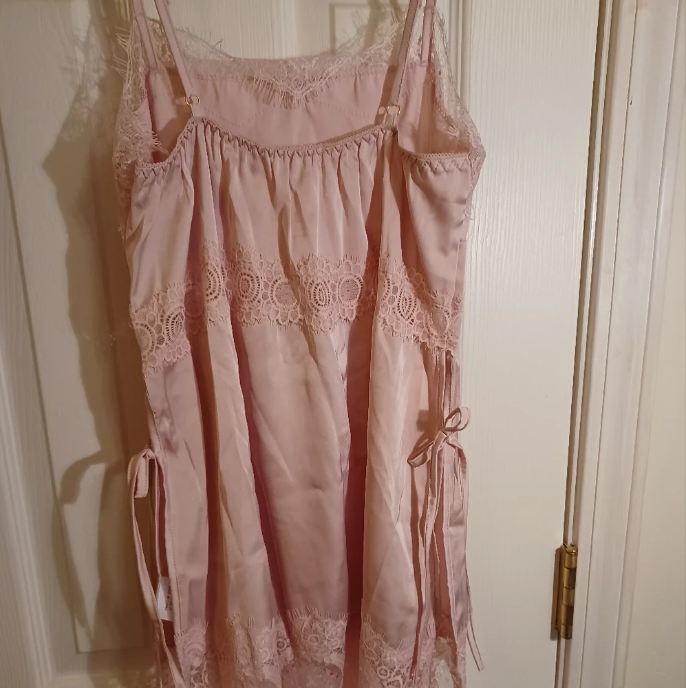 Delicate pink silky chemise with G-string - Picture 1 of 7